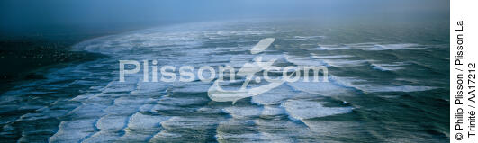 La baie d'Audierne - © Philip Plisson / Plisson La Trinité / AA17212 - Nos reportages photos - Vague