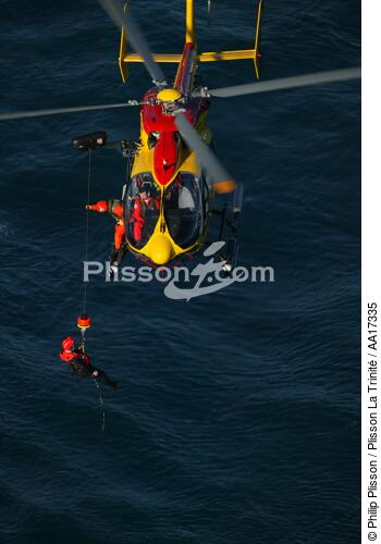 Dragon 29 rescue - © Philip Plisson / Plisson La Trinité / AA17335 - Photo Galleries - Helicopter winching