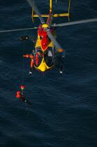 Dragon 29 rescue © Philip Plisson / Plisson La Trinité / AA17335 - Photo Galleries - Helicopter winching