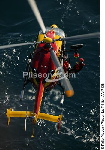 Dragon 29 rescue - © Philip Plisson / Plisson La Trinité / AA17336 - Photo Galleries - Helicopter