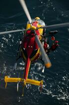 Dragon 29 rescue © Philip Plisson / Plisson La Trinité / AA17336 - Photo Galleries - Helicopter