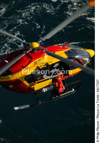 Dragon 29 rescue - © Philip Plisson / Plisson La Trinité / AA17337 - Photo Galleries - Helicopter