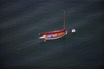 Catboat © Philip Plisson / Plisson La Trinité / AA17346 - Nos reportages photos - Mer calme