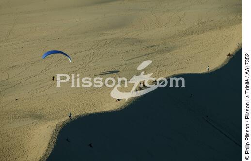 La Dune du Pilat. - © Philip Plisson / Plisson La Trinité / AA17352 - Nos reportages photos - Sport et loisir