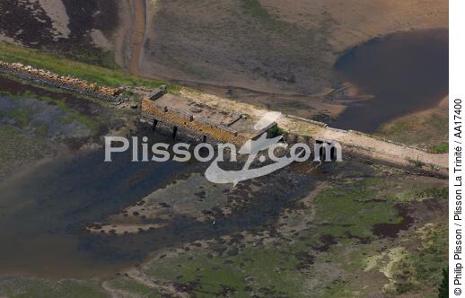 Ruines ancien moulin à marée au fond de la rivière de Crach - © Philip Plisson / Plisson La Trinité / AA17400 - Nos reportages photos - Moulin