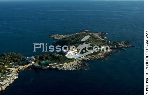Cap d'Antibes lighthouse - © Philip Plisson / Plisson La Trinité / AA17629 - Photo Galleries - Swimming pool