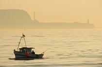 Pêcheur espagnol au large de Gibraltar © Philip Plisson / Plisson La Trinité / AA17691 - Nos reportages photos - Angleterre