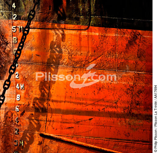 Bow rusty in the port of Piraeus - © Philip Plisson / Plisson La Trinité / AA17694 - Photo Galleries - Elements of boat