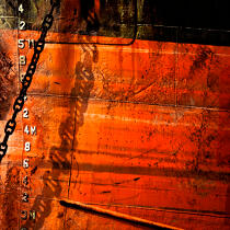 Bow rusty in the port of Piraeus © Philip Plisson / Plisson La Trinité / AA17694 - Photo Galleries - Town [Greece]