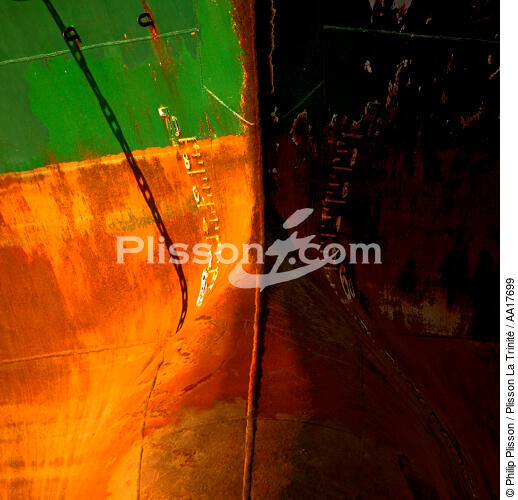 Bow rusty in the port of Piraeus. - © Philip Plisson / Plisson La Trinité / AA17699 - Photo Galleries - Town [Greece]