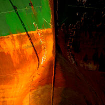 Etrave rouillée dans le port du Pirée. © Philip Plisson / Plisson La Trinité / AA17699 - Nos reportages photos - Etraves
