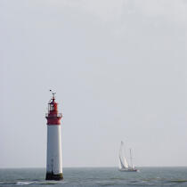 Le phare de Chauveau devant l'île de Ré. © Guillaume Plisson / Plisson La Trinité / AA17718 - Nos reportages photos - Format carré