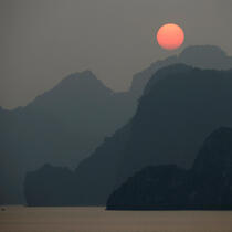 Along bay. © Philip Plisson / Plisson La Trinité / AA17727 - Photo Galleries - Site of interest [Vietnam]