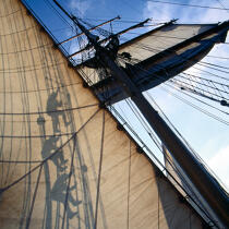 Dans les voiles de l'Esmeralda. © Philip Plisson / Plisson La Trinité / AA17743 - Nos reportages photos - Grand voilier