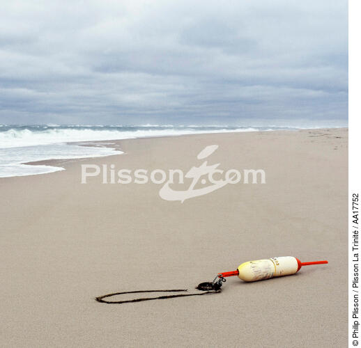 Buoy washed up on a beach on Cape Cod. - © Philip Plisson / Plisson La Trinité / AA17752 - Photo Galleries - Buoy