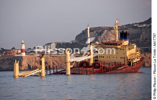 Cargo New Flame coulé le 12 aout 2007 après collision avec pétrolier - © Philip Plisson / Plisson La Trinité / AA17797 - Nos reportages photos - Gibraltar
