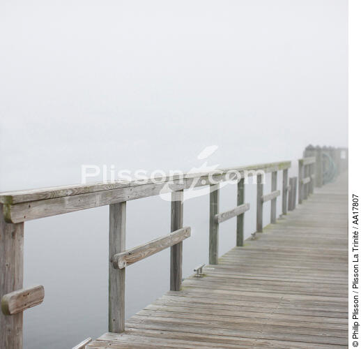 Passerelle dans le Maine. - © Philip Plisson / Plisson La Trinité / AA17807 - Nos reportages photos - Ciel
