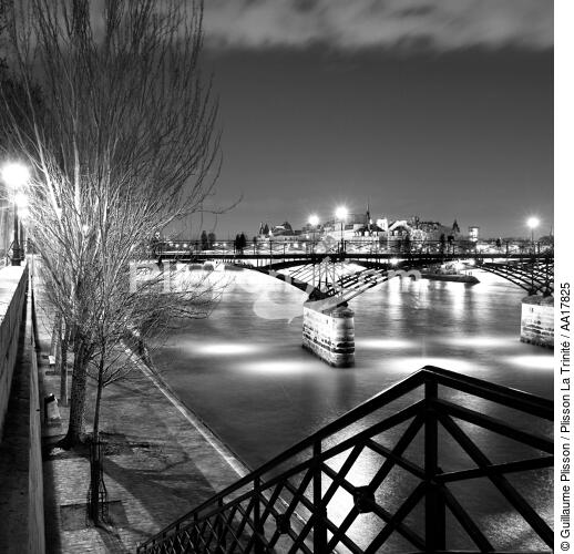 The Pont des Arts in Paris. - © Guillaume Plisson / Plisson La Trinité / AA17825 - Photo Galleries - Paris