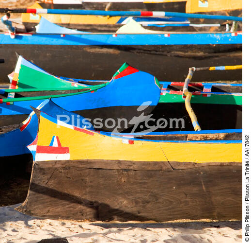 Sur la plage d'Anakao. - © Philip Plisson / Plisson La Trinité / AA17842 - Nos reportages photos - Bateau à rames