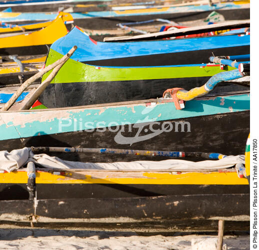 Sur la plage d'Anakao. - © Philip Plisson / Plisson La Trinité / AA17850 - Nos reportages photos - Bateau à rames
