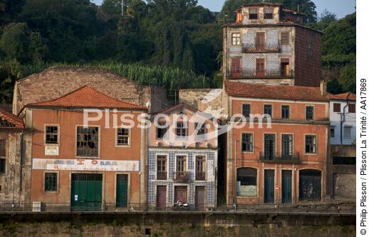 On Porto's dock - © Philip Plisson / Plisson La Trinité / AA17869 - Photo Galleries - Portugal
