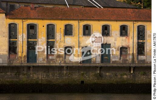 On Porto's dock - © Philip Plisson / Plisson La Trinité / AA17870 - Photo Galleries - Town [Por]