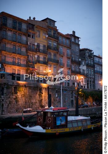 On Porto's dock - © Philip Plisson / Plisson La Trinité / AA17872 - Photo Galleries - Night