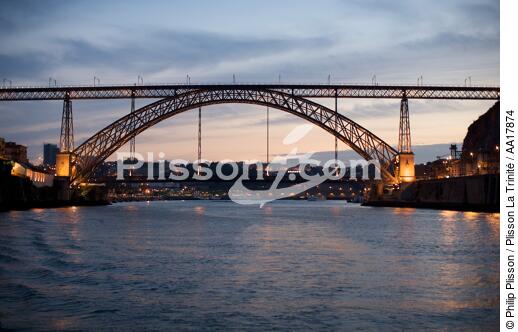 On Porto's dock - © Philip Plisson / Plisson La Trinité / AA17874 - Photo Galleries - Town [Por]