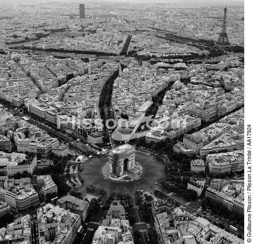 Place de l'étoile à Paris. - © Guillaume Plisson / Plisson La Trinité / AA17924 - Photo Galleries - Tour Eiffel
