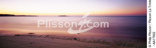 Sunrise on a Trinité sur mer beach. - © Philip Plisson / Plisson La Trinité / AA17932 - Photo Galleries - Beach