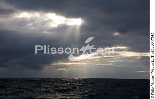 Dans le Golfe de Gascogne - © Philip Plisson / Plisson La Trinité / AA17989 - Nos reportages photos - Contre-jour