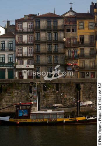 Sur les quais de Porto - © Philip Plisson / Plisson La Trinité / AA18021 - Nos reportages photos - Immeuble