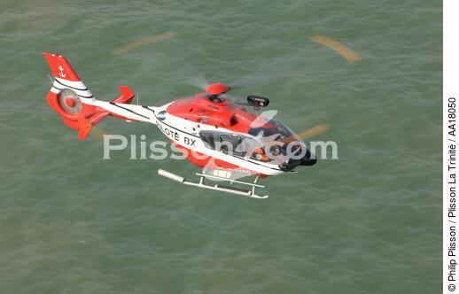 helicopter from Gironde pilotage - © Philip Plisson / Plisson La Trinité / AA18050 - Photo Galleries - Air transport