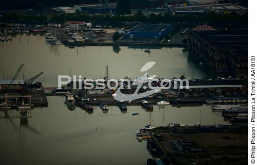 Dans le port de Bordeaux - © Philip Plisson / Plisson La Trinité / AA18151 - Nos reportages photos - Aube