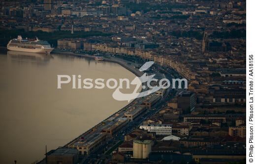Les quais de Bordeaux - © Philip Plisson / Plisson La Trinité / AA18156 - Nos reportages photos - Paquebot