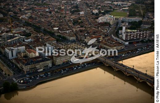 Le pont de Pierre et la place de Stalingrad à Bordeaux. - © Philip Plisson / Plisson La Trinité / AA18165 - Nos reportages photos - Fleuve