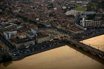 Le pont de Pierre et la place de Stalingrad à Bordeaux. © Philip Plisson / Plisson La Trinité / AA18165 - Nos reportages photos - Gironde