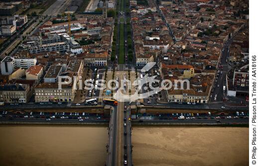 Le pont de Pierre et la place de Stalingrad à Bordeaux. - © Philip Plisson / Plisson La Trinité / AA18166 - Nos reportages photos - Pont de Pierre