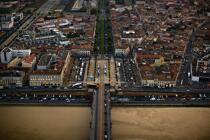 Le pont de Pierre et la place de Stalingrad à Bordeaux. © Philip Plisson / Plisson La Trinité / AA18166 - Nos reportages photos - Gironde