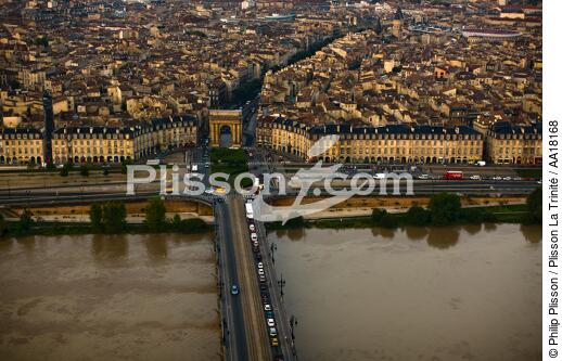 Bordeaux - © Philip Plisson / Plisson La Trinité / AA18168 - Photo Galleries - Bridge