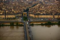 Le pont de Pierre et la porte de Bourgogne à Bordeaux. © Philip Plisson / Plisson La Trinité / AA18168 - Nos reportages photos - La Garonne