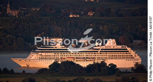 Passenger liner on Garonne river. - © Philip Plisson / Plisson La Trinité / AA18197 - Photo Galleries - Gironde estuary