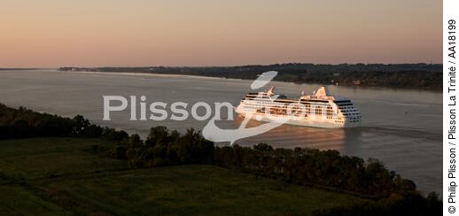 Passenger liner on Garonne river. - © Philip Plisson / Plisson La Trinité / AA18199 - Photo Galleries - Gironde estuary