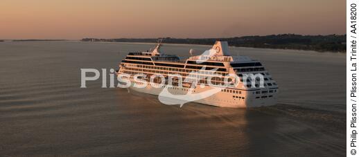 Passenger liner on Garonne river. - © Philip Plisson / Plisson La Trinité / AA18200 - Photo Galleries - Gironde estuary