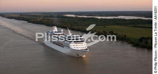 Passenger liner on Garonne river. - © Philip Plisson / Plisson La Trinité / AA18201 - Photo Galleries - River [large]
