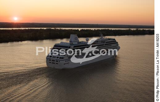 Passenger liner on Garonne river. - © Philip Plisson / Plisson La Trinité / AA18203 - Photo Galleries - Gironde estuary