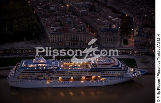 Le Regatta à quai à Bordeaux. - © Philip Plisson / Plisson La Trinité / AA18214 - Nos reportages photos - Nuit