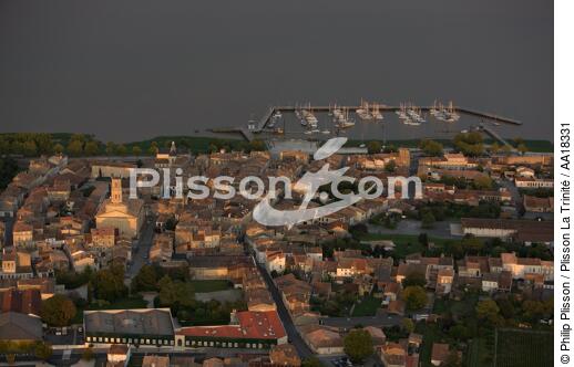 Pauillac en Gironde. - © Philip Plisson / Plisson La Trinité / AA18331 - Nos reportages photos - Estuaire de la Gironde
