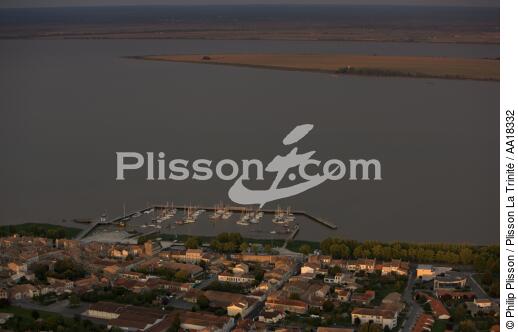 Pauillac en Gironde. - © Philip Plisson / Plisson La Trinité / AA18332 - Nos reportages photos - Estuaire de la Gironde