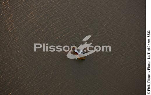 Pêche sur l'estuaire de la Gironde. - © Philip Plisson / Plisson La Trinité / AA18333 - Nos reportages photos - Fleuve